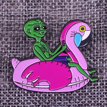 ET Инопланетянин На Фламинго Лодка Эмаль Булавка Космические путешествия Брошь Уникальный дизайн Ювелирные изделия
