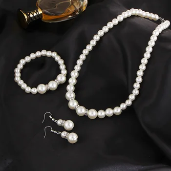 Элегантный набор украшений из белого жемчуга со стразами, браслетом и серьгами, подходящий для женского и девичьего подарочного комплекта ювелирных изделий